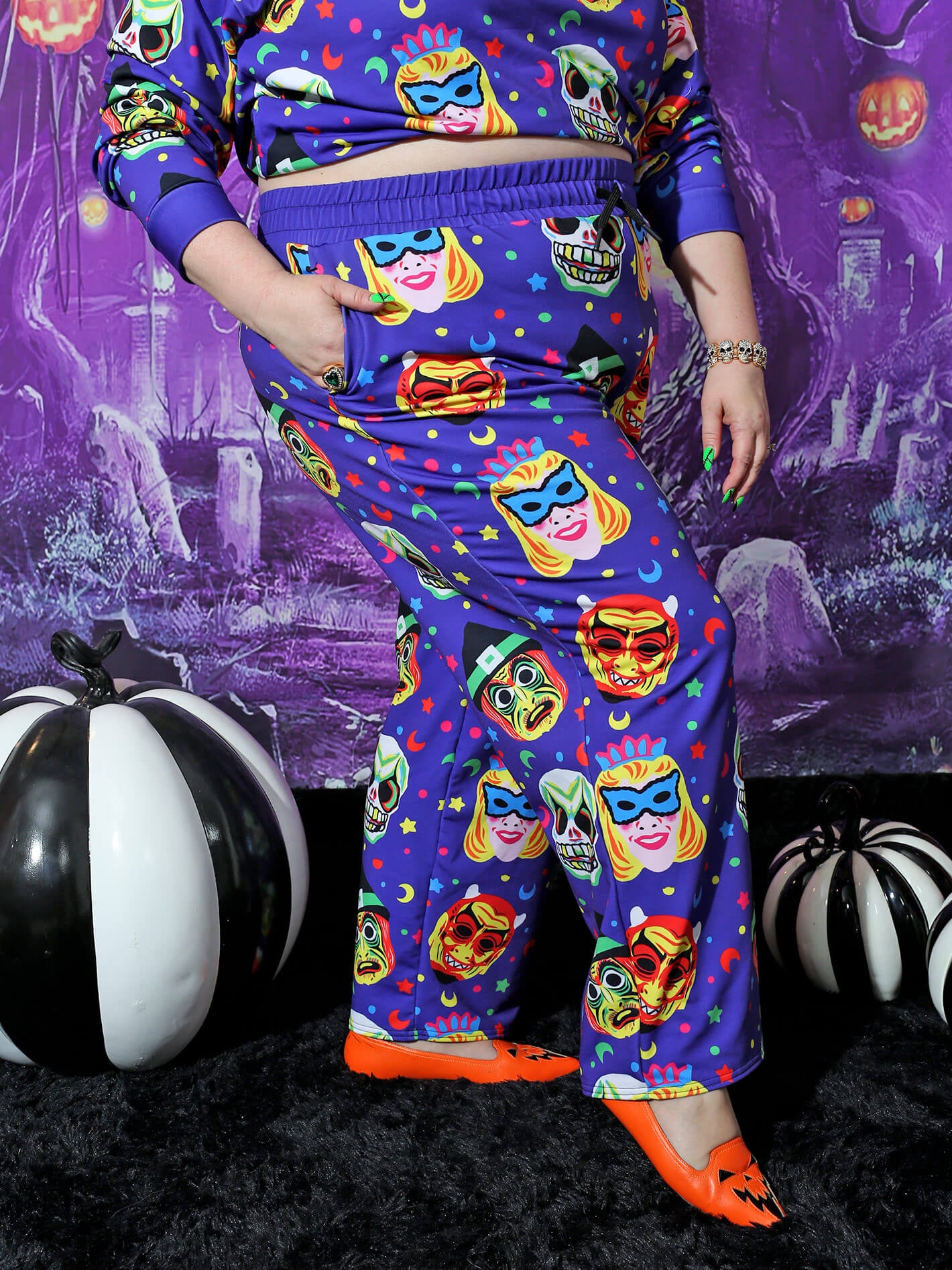Vintage Halloween mask plus size sweatpants.