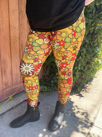 Plus size retro 60s flower leggings.